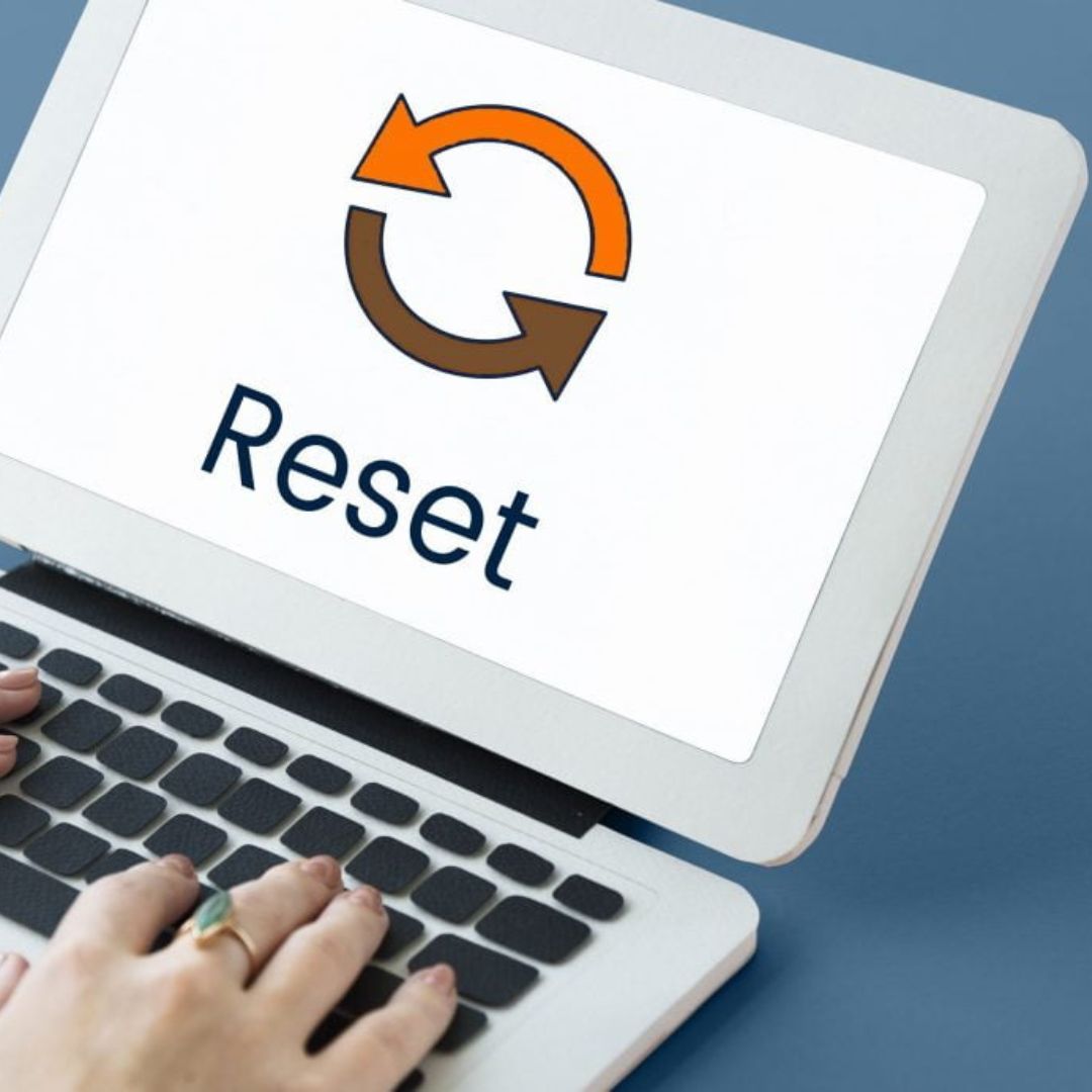 Laptop screen with "reset"