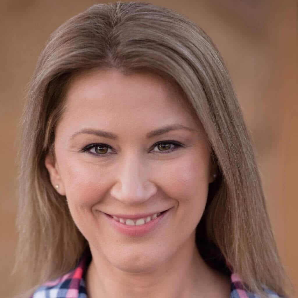 Viktoria Szilagyi, smiling accountability coach, promoting personalized business coaching and motivation.